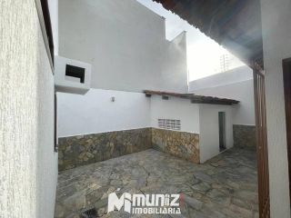 ALUGA-SE CASA COM 2 PAVIMENTOS NA RUA JOÃO BEZERRA DINIZ