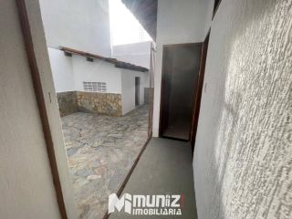 ALUGA-SE CASA COM 2 PAVIMENTOS NA RUA JOÃO BEZERRA DINIZ