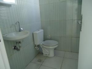 ALUGA-SE SALA COMERCIAL NA GALERIA ROLLEMBERG (2° ANDAR)