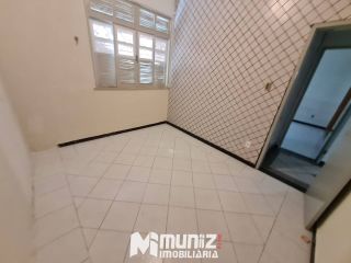 ALUGA-SE CASA NA AV. EDEZIO VIEIRA DE MELO