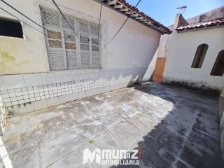 ALUGA-SE CASA NA AV. EDEZIO VIEIRA DE MELO