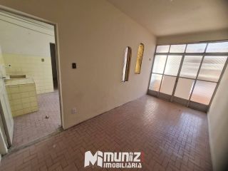 ALUGA-SE CASA NA AV. EDEZIO VIEIRA DE MELO