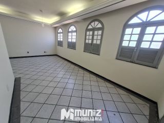 ALUGA-SE CASA NA AV. EDEZIO VIEIRA DE MELO