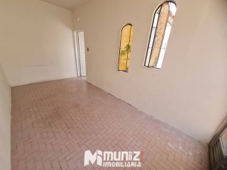 ALUGA-SE CASA NA AV. EDEZIO VIEIRA DE MELO