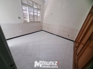 ALUGA-SE CASA NA AV. EDEZIO VIEIRA DE MELO