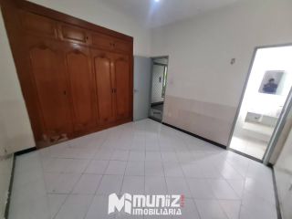 ALUGA-SE CASA NA AV. EDEZIO VIEIRA DE MELO