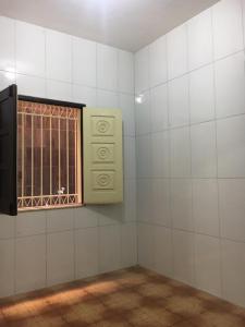 ALUGA-SE CASA PARTE TÉRREA, NA RUA 15, CONJ. JOÃO ALVES.