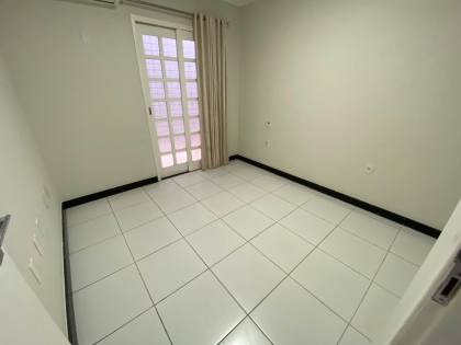 Aluga-se casa grande e pronta para morar no bairro Suíssa!