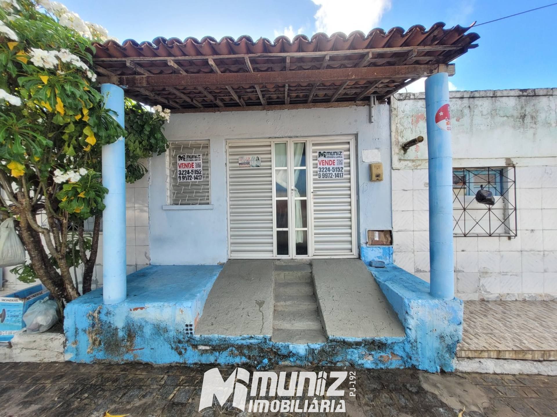 VENDE-SE CASA NA PRAÇA DE MARUIM