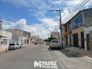 VENDE-SE CASA RUA PERNANBUCO - S. CAMPOS