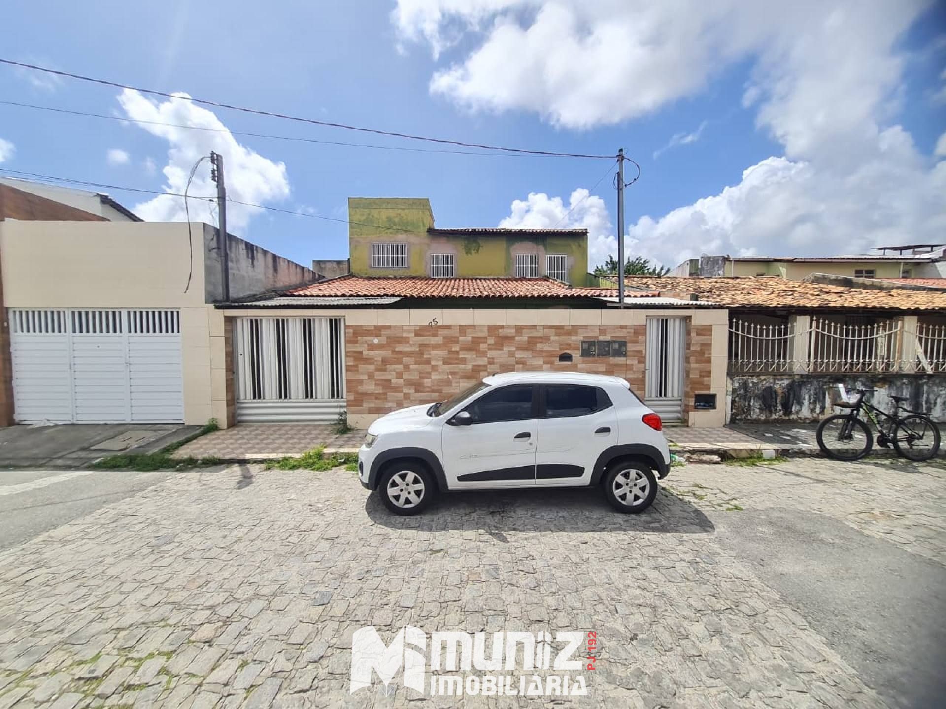 Vende-se Casa de 2 Pavimentos no Bairro Luzia