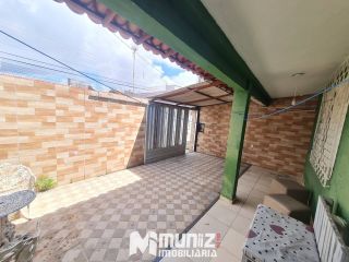Vende-se Casa de 2 Pavimentos no Bairro Luzia