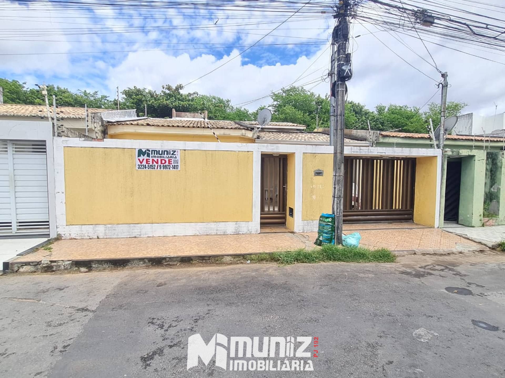 Vende-se Casa com 3 quartos 1 suítes no bairro Aeroporto