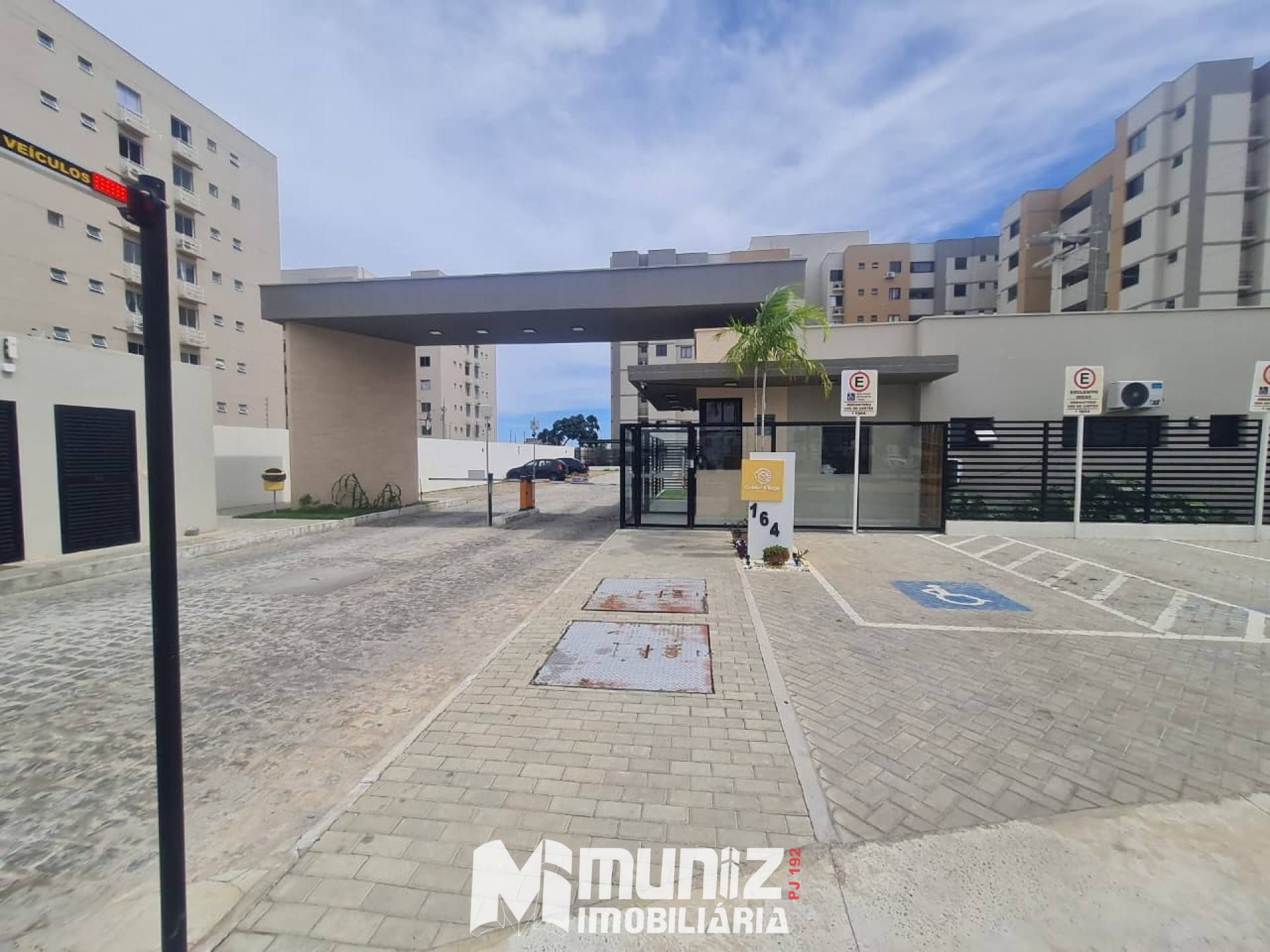 Aluga-se Apartamento no Cond. Golden Village na Barra Dos Coqueiros