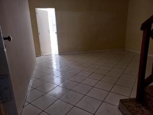 VENDE-SE CASA NA AV. CARLOS BURLAMARQUI