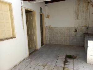 VENDE-SE CASA NA AV. CARLOS BURLAMARQUI