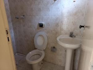 VENDE-SE CASA NA AV. CARLOS BURLAMARQUI