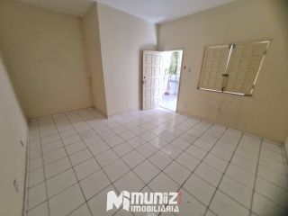 Casa Ampla Disponível Para Aluguel Na Avenida Carlos Burlamarqui