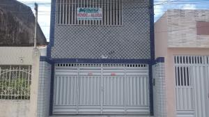 ALUGA-SE CASA NA AV. CARLOS BURLAMARQUI