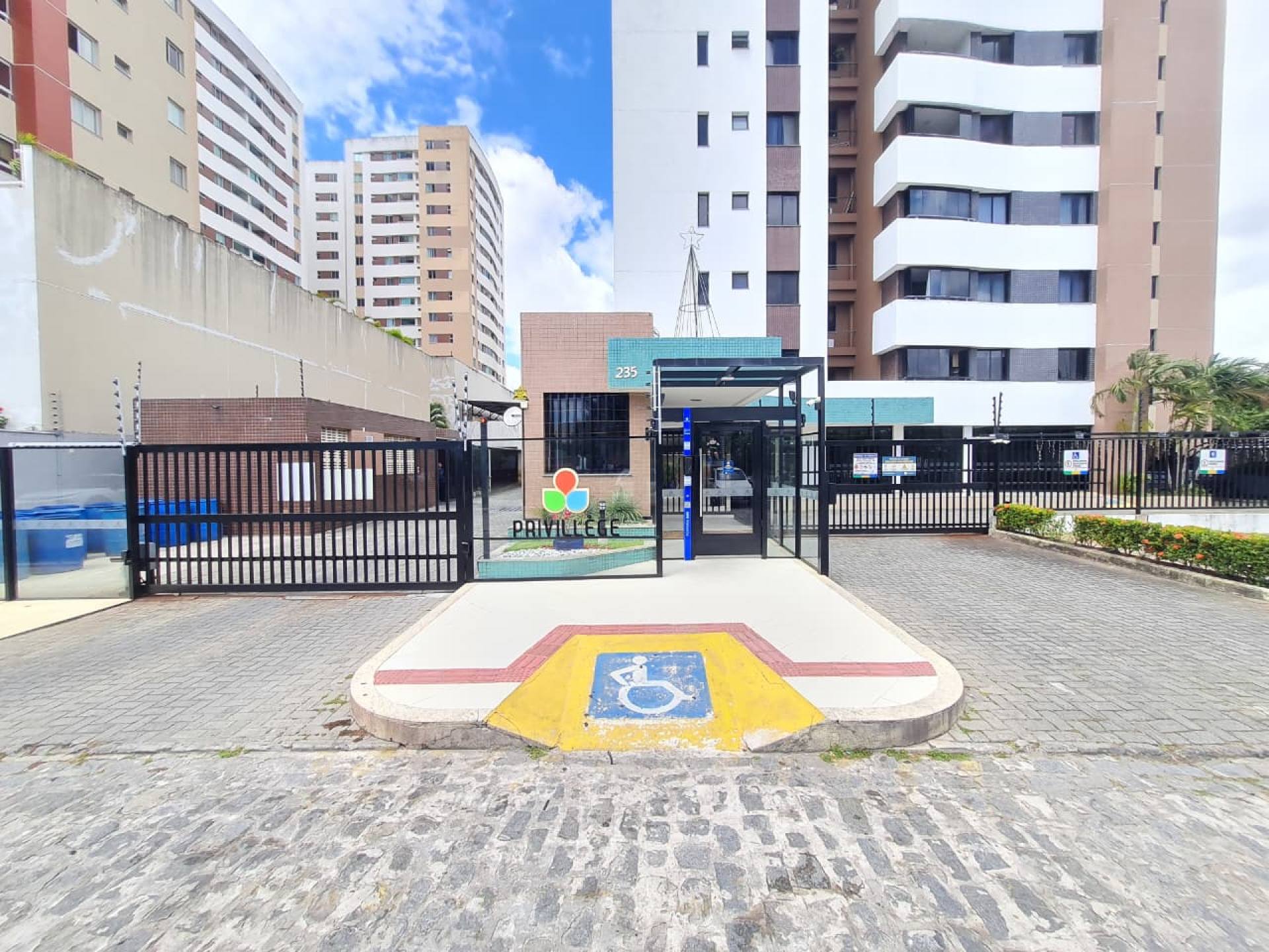 ALUGA-SE APTO NO COND. PRIVILLEGE RESIDENCE