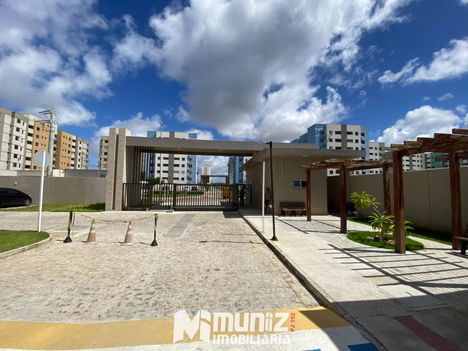 ALUGA-SE  APT. COND. CORAL VILLAGE