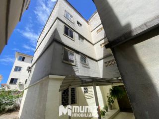 ALUGA-SE APARTAMENTO NO COND. PRAIAS DE SERGIPE, R$1.100,00 JÁ C/ O COND.