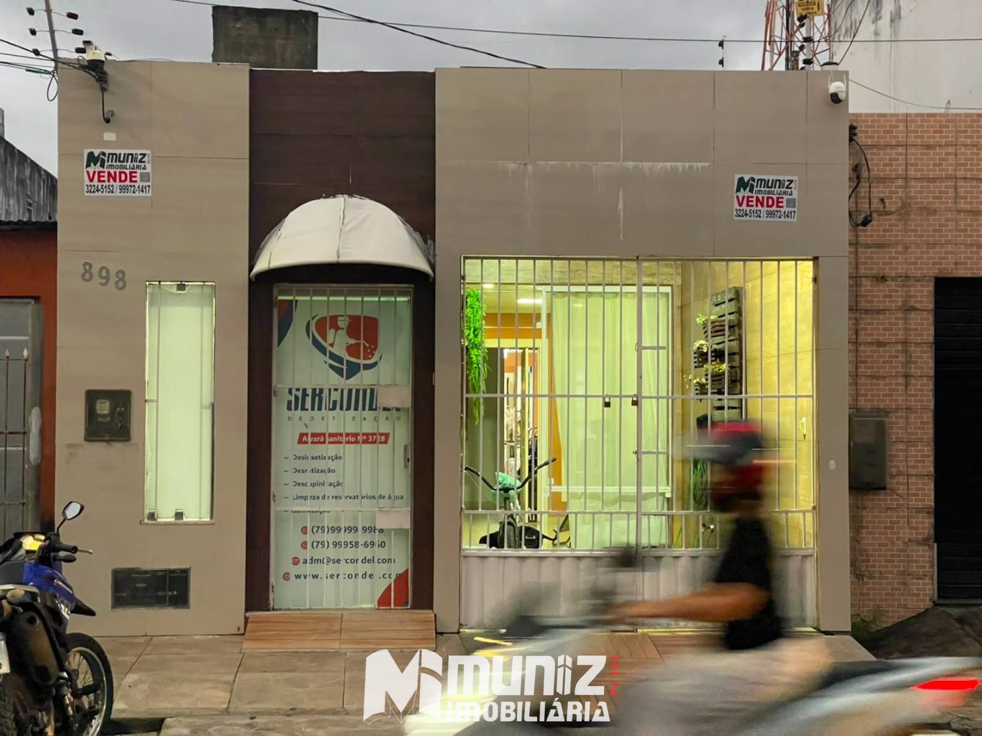 vende-se casa com piscina e 01 escritório ao lado no bairro Suissa