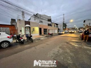 vende-se casa com piscina e 01 escritório ao lado no bairro Suissa