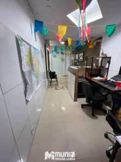 vende-se casa com piscina e 01 escritório ao lado no bairro Suissa