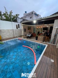 vende-se casa com piscina e 01 escritório ao lado no bairro Suissa