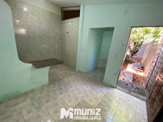 ALUGA-SE CASA COM  UM QUARTO, CONJ. MARIVAN