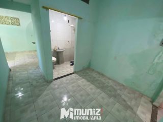 ALUGA-SE CASA COM  UM QUARTO, CONJ. MARIVAN