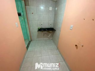 ALUGA-SE CASA COM  UM QUARTO, CONJ. MARIVAN