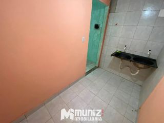 ALUGA-SE CASA COM  UM QUARTO, CONJ. MARIVAN