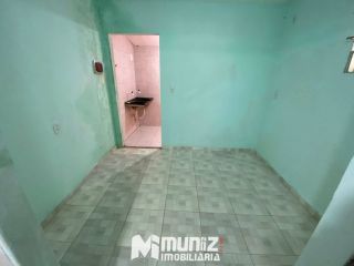 ALUGA-SE CASA COM  UM QUARTO, CONJ. MARIVAN