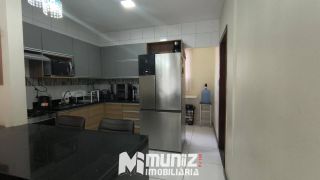 VENDE-SE EXCELENTE  CASA C/ 02 PAVIMENTOS, C/ 06 QUARTOS