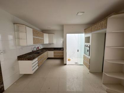 Casa para alugar com 4 quartos no bairro Atalaia!