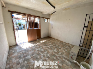 Aluga-se Casa 2 Andares na Avenida Confiança - Bairro Industrial!