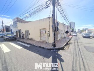 ALUGA-SE SALA COMERCIAL NA RUA ARAUÁ, ESQUINA COM A RUA SENADOR ROLLEMBERG