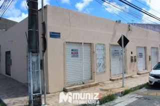 ALUGA-SE SALA COMERCIAL NA RUA ARAUÁ, ESQUINA COM A RUA SENADOR ROLLEMBERG