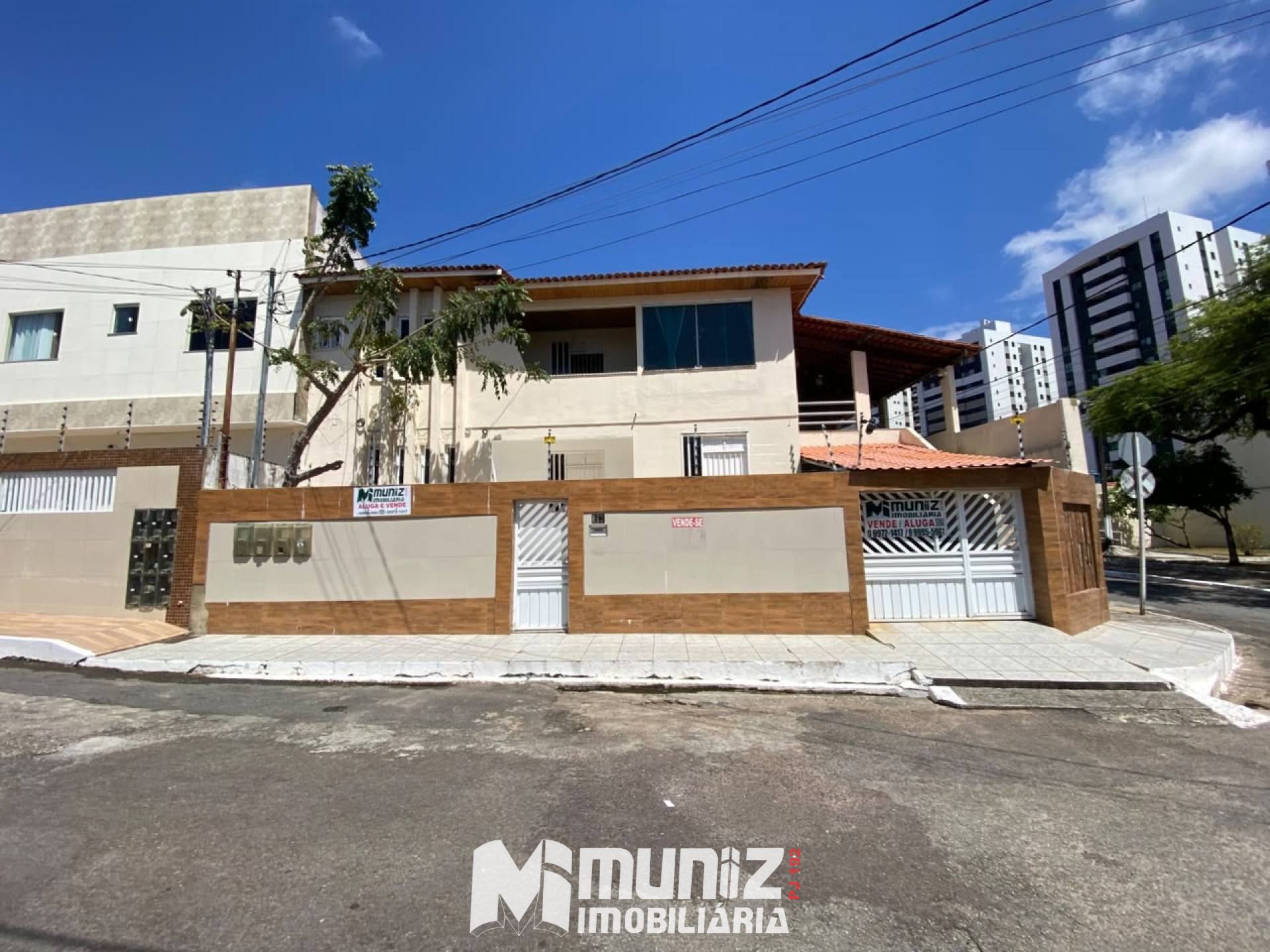 Vende-se Excelente Casa com 2 Pontos Comerciais e 2 Casas Residenciais