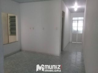 ALUGA-SE CASA NA RUA DO CARMO