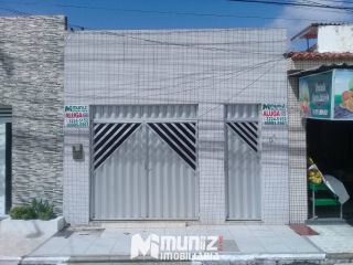 ALUGA-SE CASA NA RUA DO CARMO