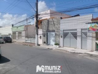 ALUGA-SE CASA NA RUA DO CARMO