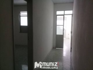 ALUGA-SE CASA NA RUA DO CARMO