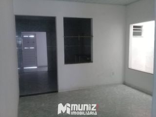 ALUGA-SE CASA NA RUA DO CARMO