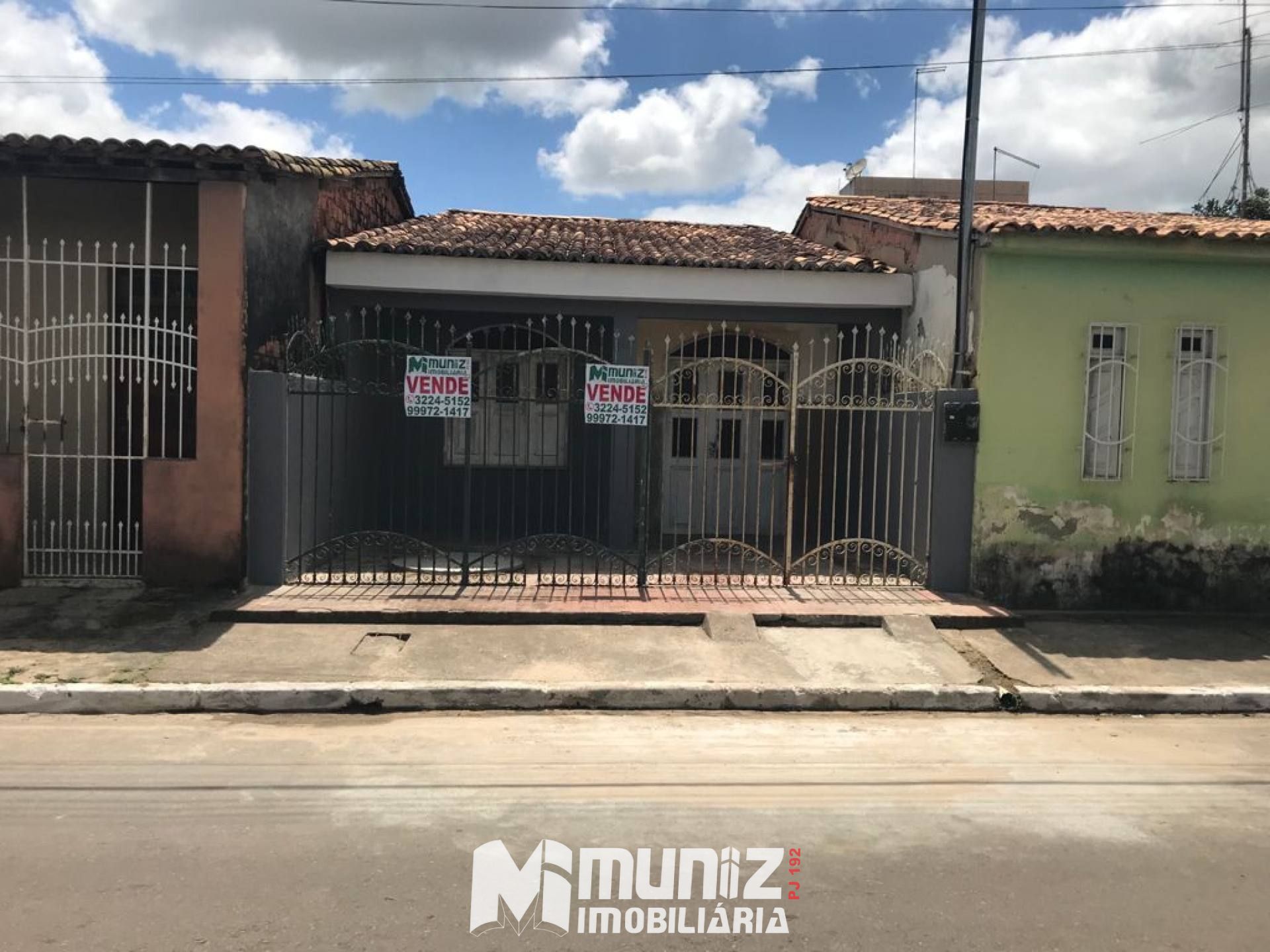 VENDE-SE CASA EM DORES PROXIMO A RODOVIARIA