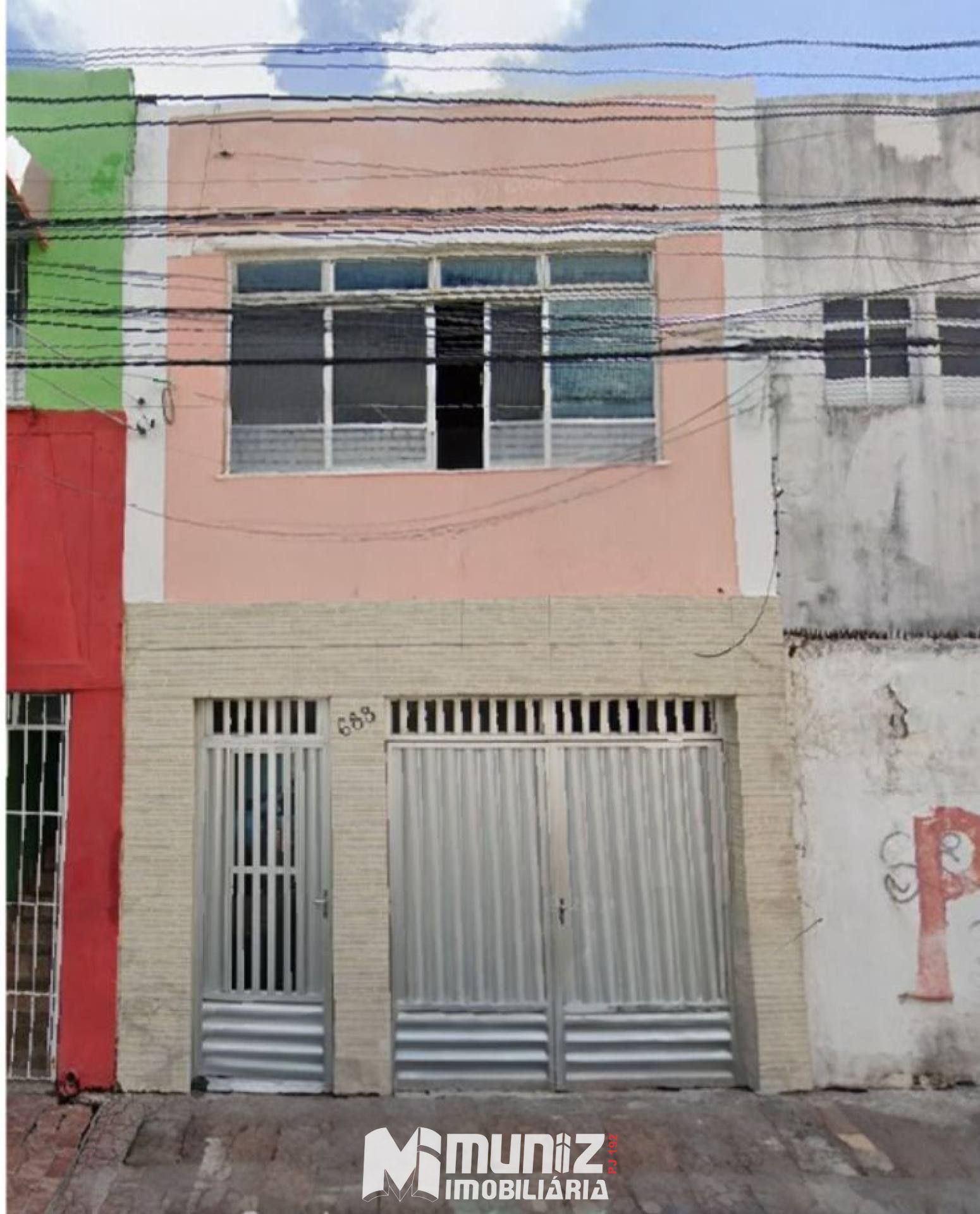 VENDE-SE CASA COM 02 PAVIMENTOS NO CENTRO