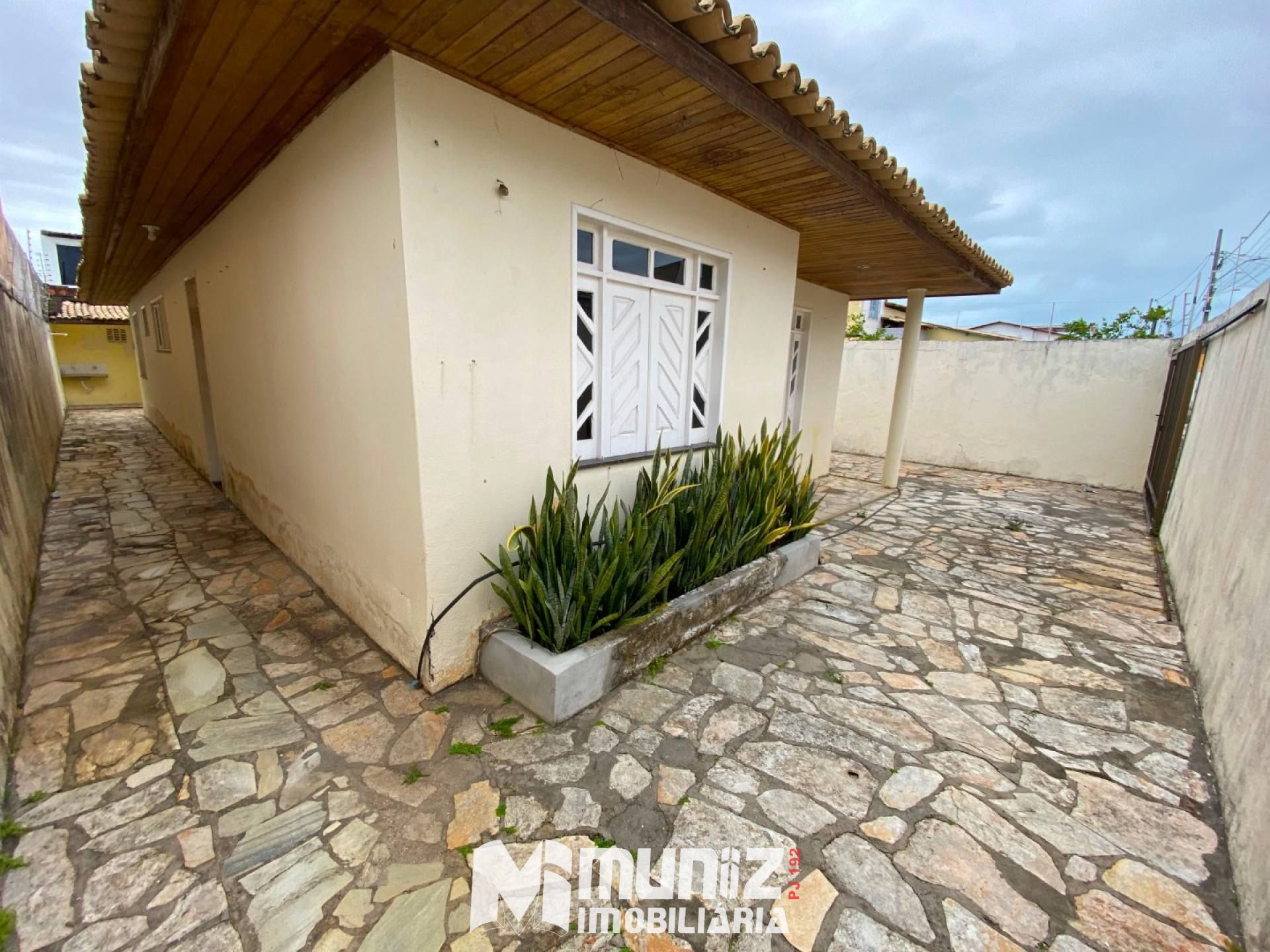 CASA PARA ALUGAR COM 3 QUARTOS NA ARUANA!