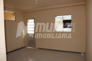 ALUGA-SE APTO A PARTE TÉRRA DA AV. MAMEDE PAES MENDONÇA